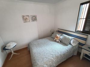 卡拉德费斯特拉特Apartamento en Cala de Finestrat的一间卧室,卧室里配有一张床,猫坐在床上