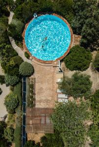 塔维拉Altanure - Casa Terra Ecological Boutique Hotel的大型游泳池的顶部景色