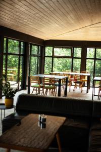 斯雷布纳古拉Villa Stara Apteka的客厅配有桌椅和窗户。