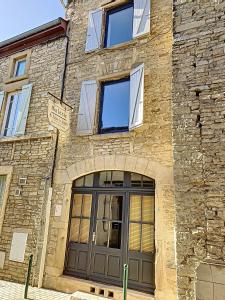 Saint-Alban-de-RocheLa Galerie的石头建筑,有门和标志