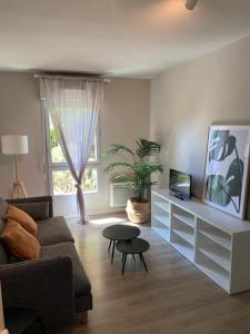 马赛马赛公寓式酒店的客厅配有沙发和桌子