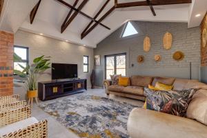 比勒陀利亚HAVANA VILLA - Pretoria East Luxury Villa的带沙发和平面电视的客厅