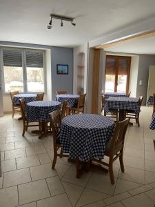 La Chaux NeuveChez Hervé le Châtelet的一间配备有蓝白色桌椅的用餐室