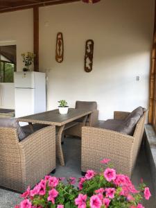 索瓦塔Casa Julius的庭院配有桌椅和鲜花