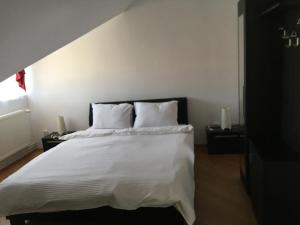 索瓦塔Casa Julius的一间卧室配有带白色床单和枕头的床。
