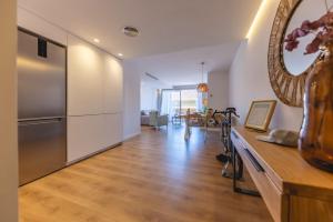 赫罗纳Bravissimo Domènica, 2 bedrooms and balcony的厨房以及带不锈钢冰箱的起居室。