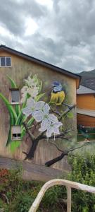 FolgosoA casa Daló的鸟儿坐在花枝上的画