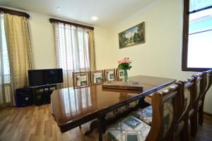 塞凡Sevan Comfortable Cottages by SeaSide的客厅配有桌子和电视