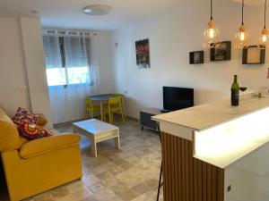 莫利纳德塞古拉Apartamento El Azul的一间带黄色椅子的客厅和一间厨房