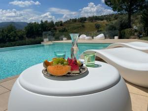 罗萨诺Villa Greco的池边桌子上的一盘水果