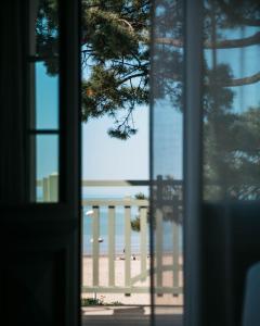 滨海圣帕莱Hôtel Hemen的从窗户可欣赏到海滩美景