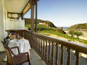 巴罗德亚尼斯卡亚皮酒店 - 金塔马尔的阳台配有桌子,享有海景。