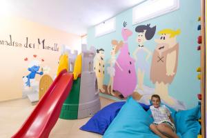 马里纳迪马萨环保型德尔玛酒店的儿童在带滑梯的游戏室