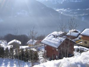 MontagnySki Chalet - Chez Helene Ski fb的山地覆盖的村庄