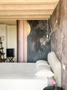 巴多利诺Ca Muretta Relais的一间卧室配有一张壁画床