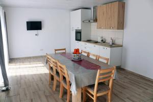 RadanovoNature House Bulgaria的厨房以及带桌椅的用餐室。