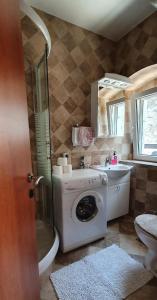 赫尔采格诺维Villa Sunrise的一间带洗衣机和水槽的浴室