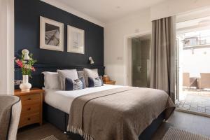 法尔茅斯St Michaels Resort, Falmouth的一间卧室设有一张大床和一个窗户。
