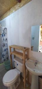 奥克萨潘帕Casa Hospedaje el Prado Eco turismo的一间带卫生间和水槽的浴室