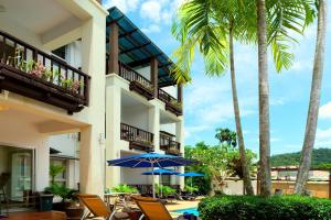 奥南海滩Krabi Apartment-SHA Extra Plus的酒店拥有椅子和遮阳伞,并种植了棕榈树