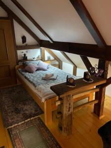 卢斯Hiša pod Rogatcem的一间卧室配有一张床和一张木桌