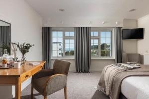 法尔茅斯St Michaels Resort, Falmouth的酒店客房配有书桌和床。