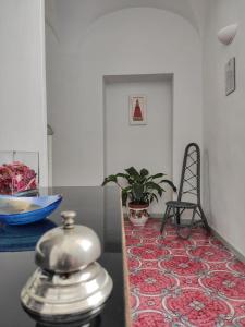 阿纳卡普里R&D Rest and Dream Capri的厨房配有台面,桌子上配有茶壶