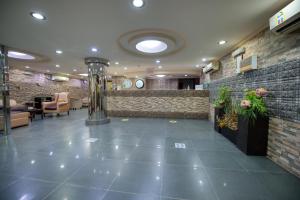 延布Al Fanar Al Alami 2- Haya'a malakeya的医院的大厅,有等候室
