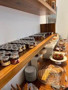 里米尼卡德国际酒店的厨房配有带食物的架子