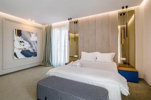 马马亚Onal Boutique Hotelier的酒店客房带两张床和长凳