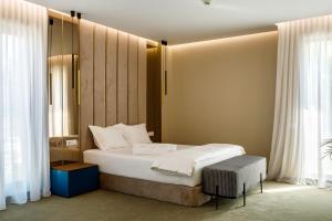 马马亚Onal Boutique Hotelier的一间小卧室,配有床和窗户
