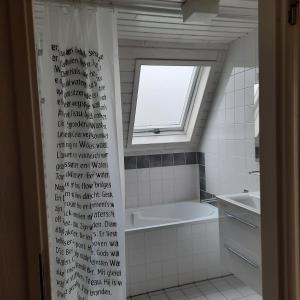 GramsbergenDe Gouwe, 158 - aan visvijver, de beste visstek的一间带窗户和浴缸的浴室