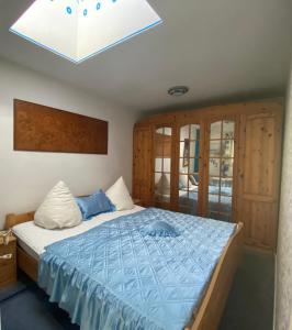 卑尔根西姆利什公寓的一间卧室配有一张带蓝色棉被的床