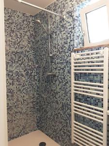 斯皮茨Haus zum Prater的浴室设有黑色和灰色瓷砖淋浴。