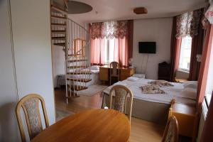 伊萨尔米利萨门苏拉胡恩酒店的一间设有床、桌子和楼梯的房间