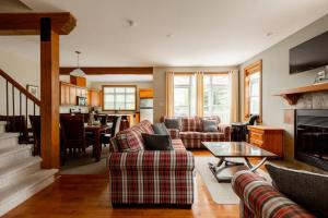 蒙特朗布朗Serenity Peaks Lodge by InstantSuites-LaBete Golf的客厅设有两张沙发和一个壁炉