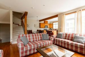 蒙特朗布朗Serenity Peaks Lodge by InstantSuites-LaBete Golf的客厅配有两张沙发和一张桌子