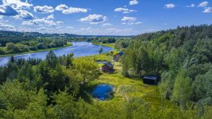 ČiobiškisModern and specious riverside cabin with hot tub的相册照片