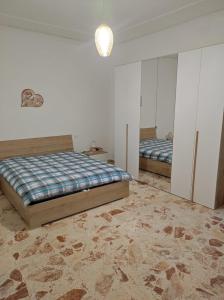 特拉帕尼Casa vacanze ferro的一间带两张床的卧室和地毯