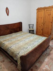 特拉帕尼Casa vacanze ferro的一间卧室配有一张带豹纹床单的床