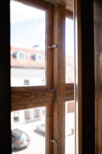 库尔迪加佛特哥瑞发公寓的享有大楼景致的开放式窗户