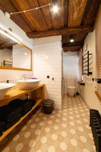 库尔迪加佛特哥瑞发公寓的一间带两个盥洗盆和卫生间的浴室