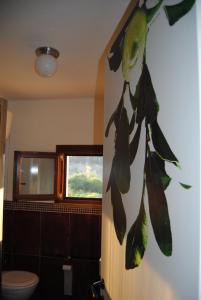 圣夫拉维亚吉安努恩住宿加早餐旅馆的浴室墙上挂着一幅植物画