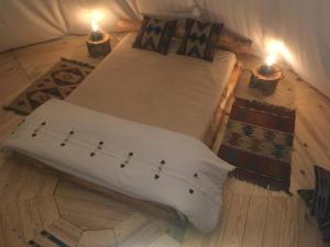 BeloeilDomaine de Carnin的卧室配有两张床和两盏台灯,位于地板上