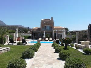 锡蒂亚Blue Horizon Villa & Suites的一座带游泳池和房子的别墅