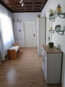 Schützen am GebirgeFerienhaus Savannah的客房设有带桌子和门的厨房