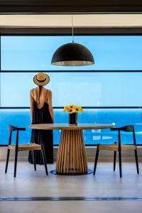 天堂海滩Tropicana Hotel , Suites & Villas Mykonos的摆在桌子旁的花瓶
