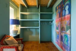 贝尼萨Villa Riu Blanc的客厅设有绿色的墙壁和书架