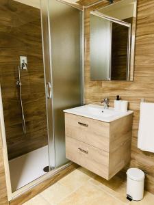 特拉尼La prima dimora - Suite的带淋浴、盥洗盆和镜子的浴室