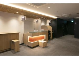 京都R & B Hotel Kyoto Shijo Kawaramachi - Vacation STAY 40547v的一个空的等候室,有柜台和长凳